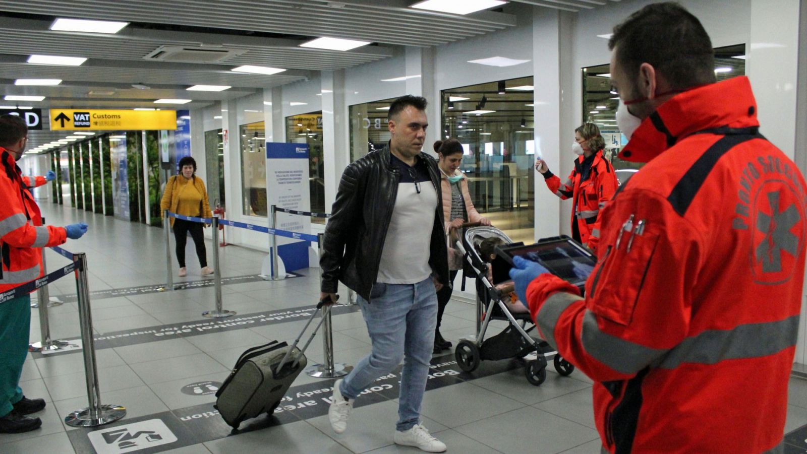 Controles a los pasajeros en Fiumicino