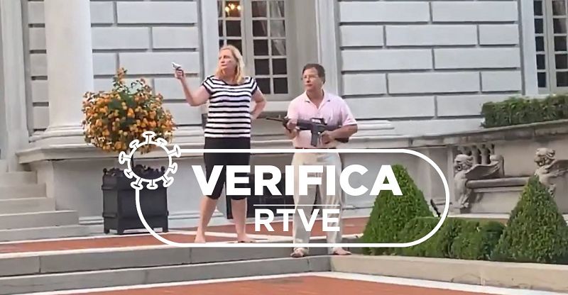 Una pareja de EEUU apunta a los manifestantes del movimiento #Blacklivesmatter con armas de fuego y el sello VERIFICA RTVE