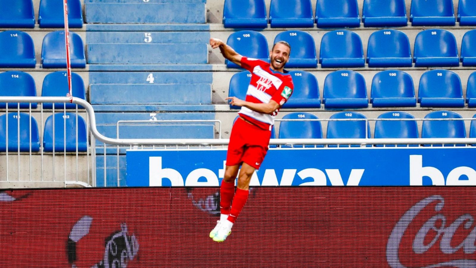 El delantero del Granada, Roberto Soldado, celebra su tanto ante el Alavés