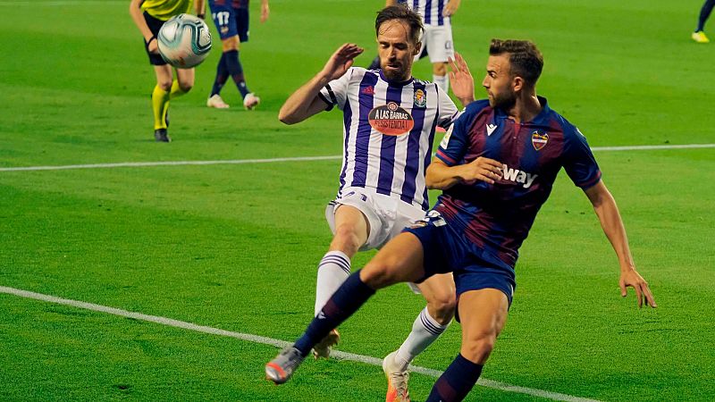 El centrocampista del Valladolid Míchel (i) pelea un balón con Mayoral, del Levante