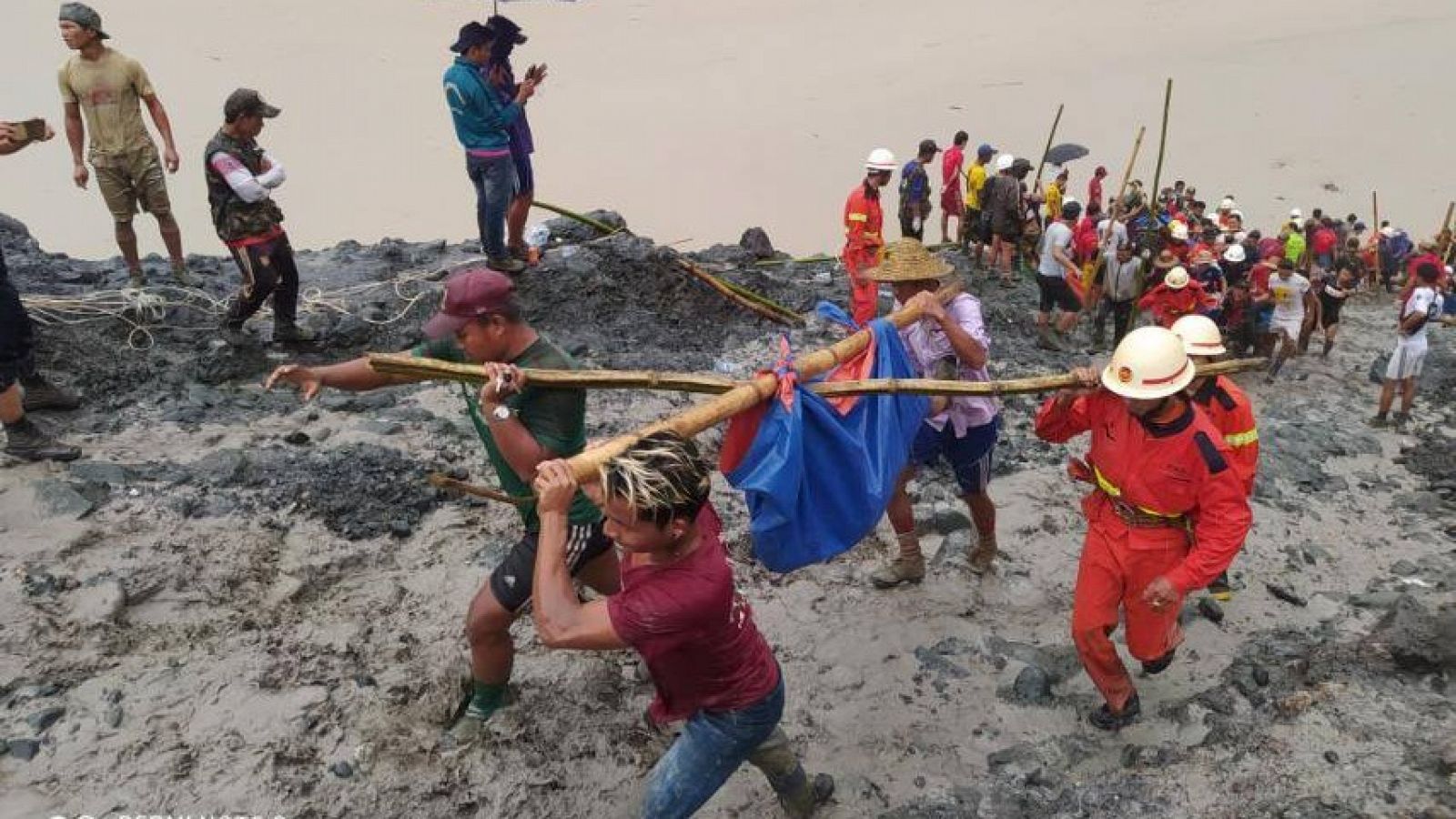 Los equipos de rescate recuperan algunos cuerpos