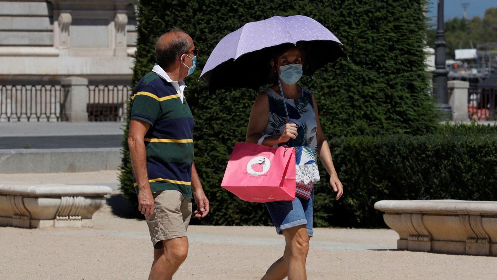 Dos personas pasean por el centro de Madrid durante la ola de calor 