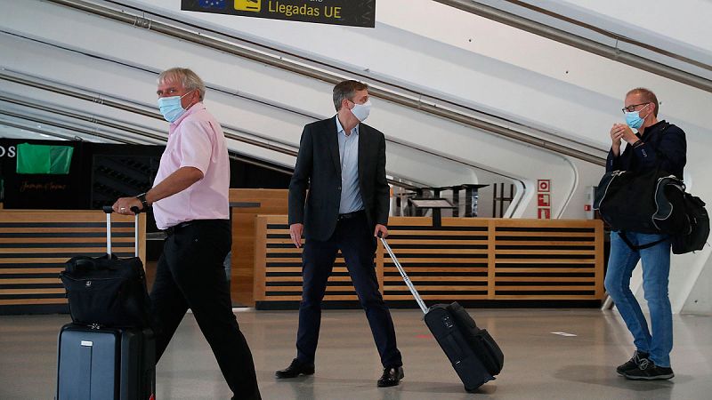 Pasajeros llegan al aeropuerto de Bilbao procedentes de Frankfurt