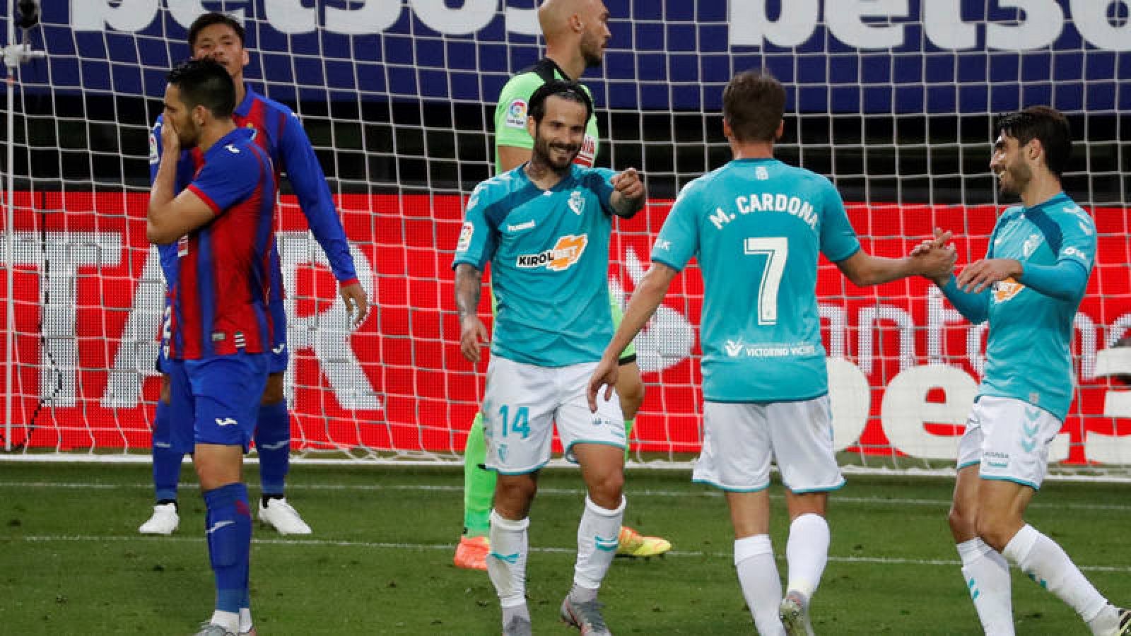  Rubén García (c) celebra uno de sus goles en Ipurua