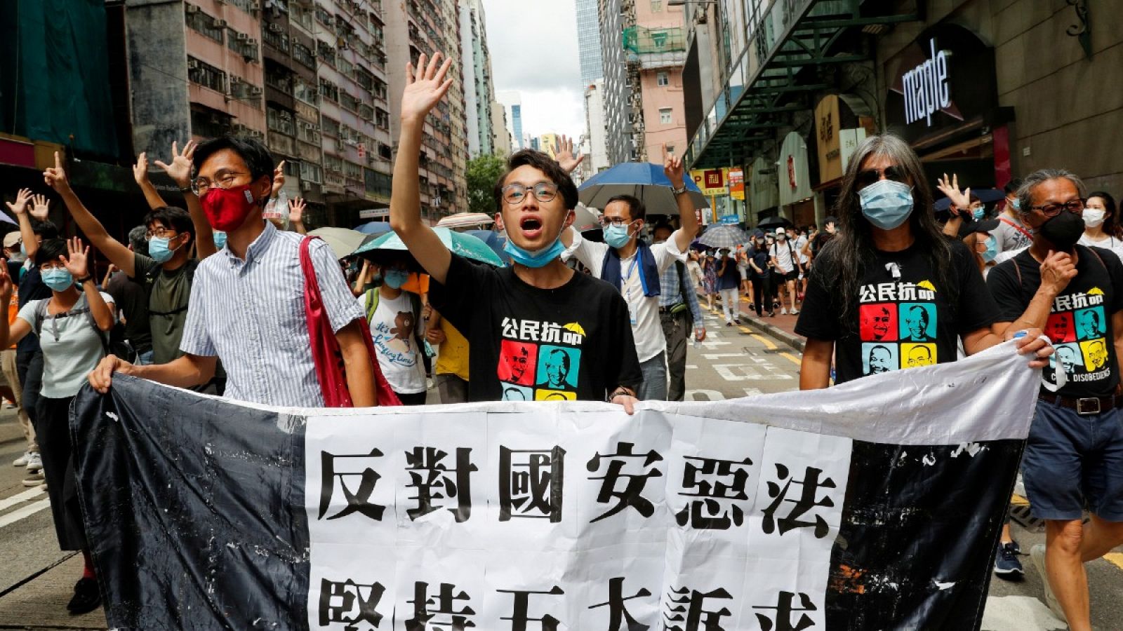 Activistas marchan en el aniversario de la entrega de Hong Kong a China por parte de Reino Unido en la ciudad semiautónoma, el 1 de julio de 2020.