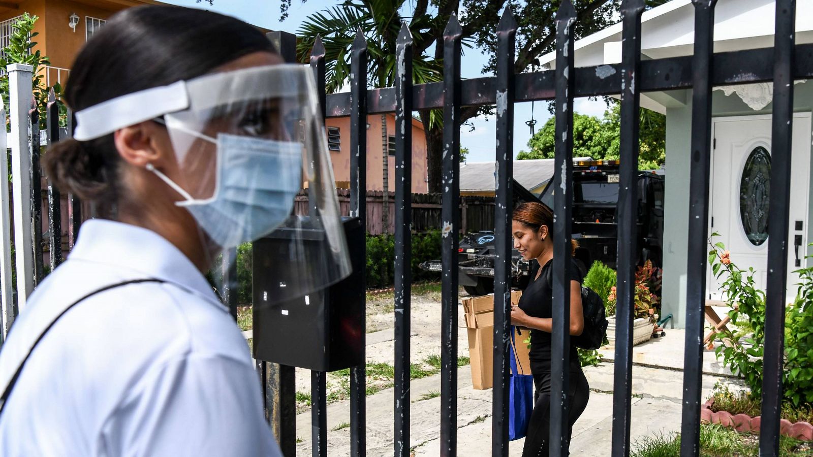 Una voluntaria reparte equipos de protección contra el coronavirus en un barrio de Miami, la principal ciudad de Florida, donde los casos diarios han superado los 10.000