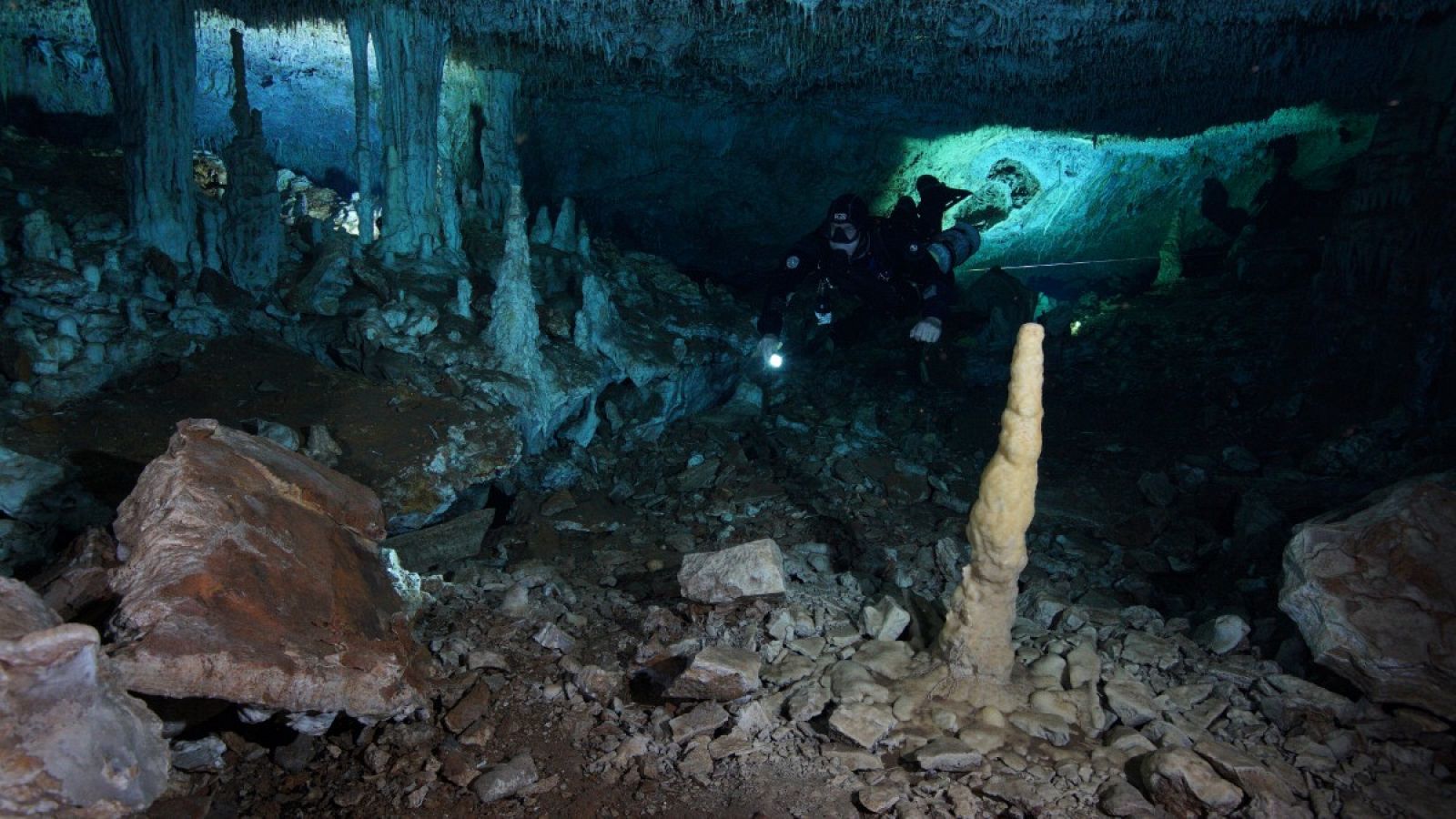 Un buceador del Centro Investigador del Sistema Acuifero de Quintana Roo en la mina de ocre sumergida