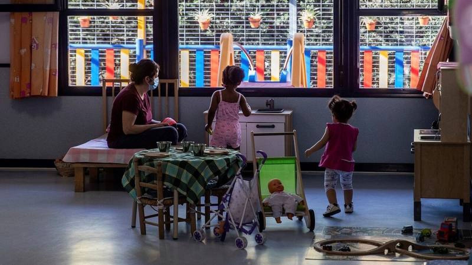  Una educadora con dos alumnas durante la reapertura de la escuela infantil Las Viñas en Pozuelo, Madrid