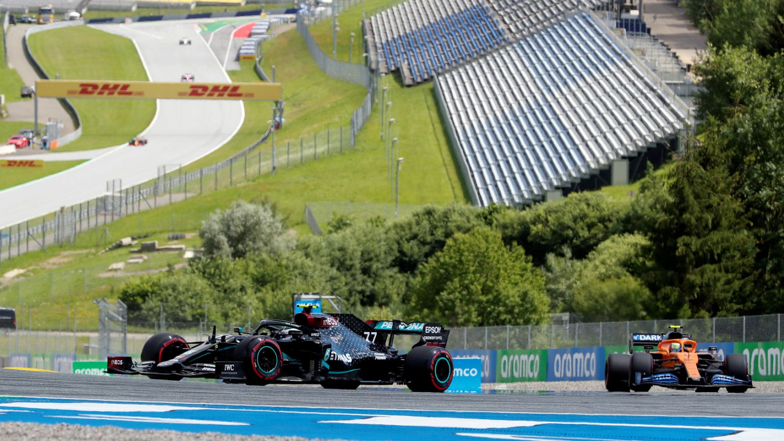 Imagen del finalndés de Mercedes, Valteri Bottas, rodando en el circuito con las gradas vacías.