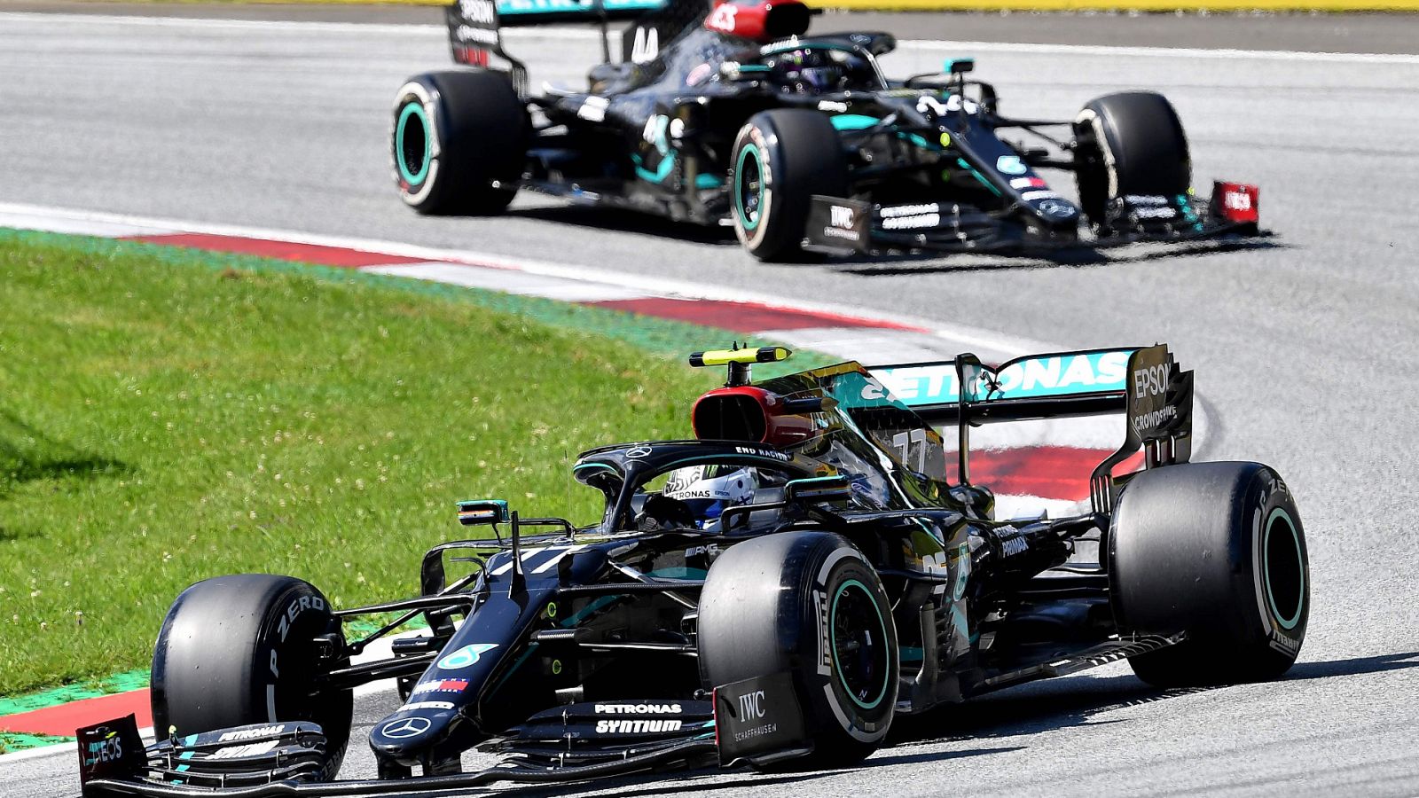 Imagen del finaldés Valteri Bottas seguido de su compañero de equipo en Mercedes Lewis Hamilton.