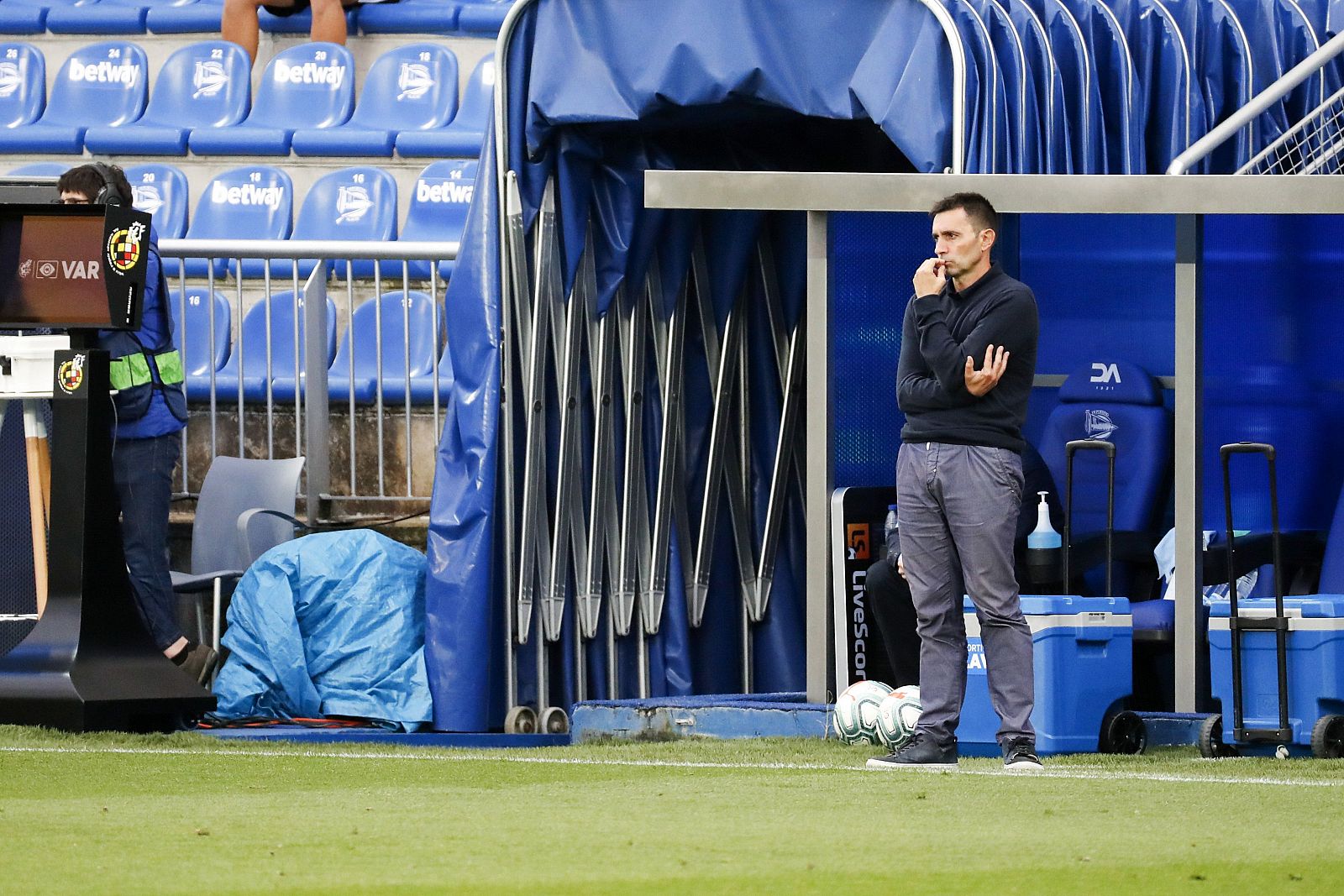 El entrenador del Alavés, Asier Garitano, durante el partido de su equipo ante el Granada