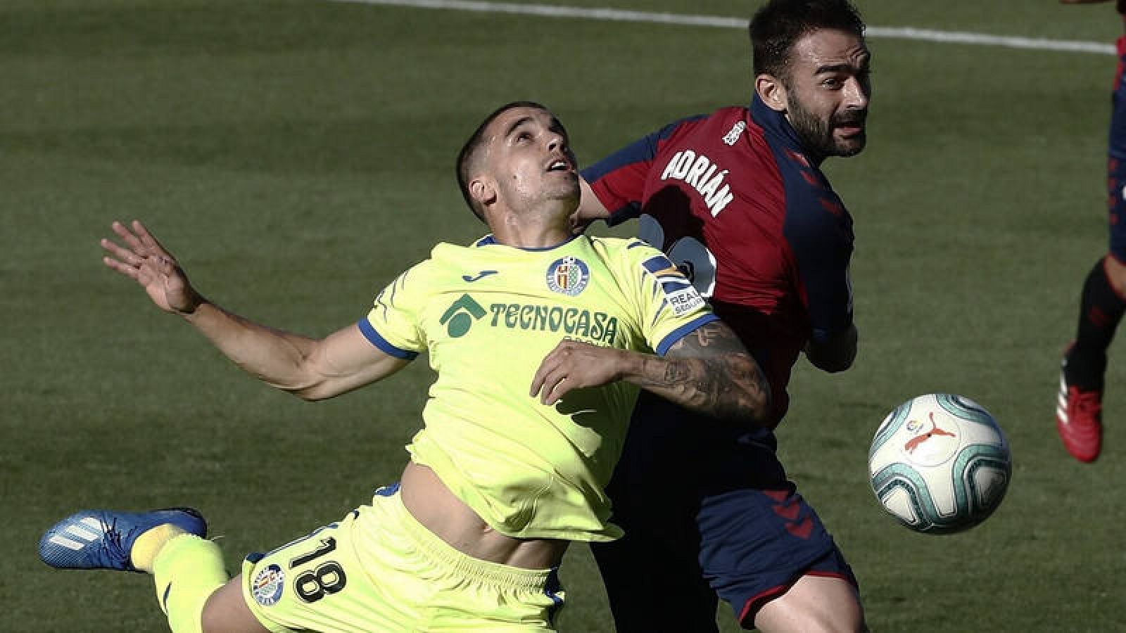 Imagen: Pugna por el balón entre Mauro Arambarri (i) y Adrián López (d)