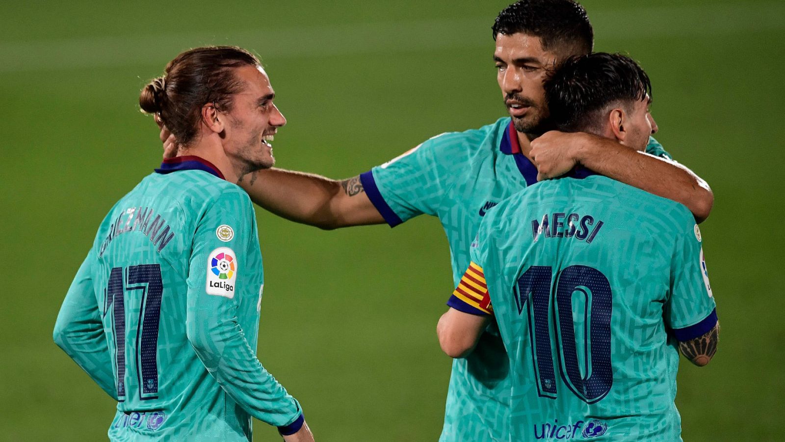 De izquierda a derecha, Griezmann, Suárez y Messi celebran un gol ante el Villarreal
