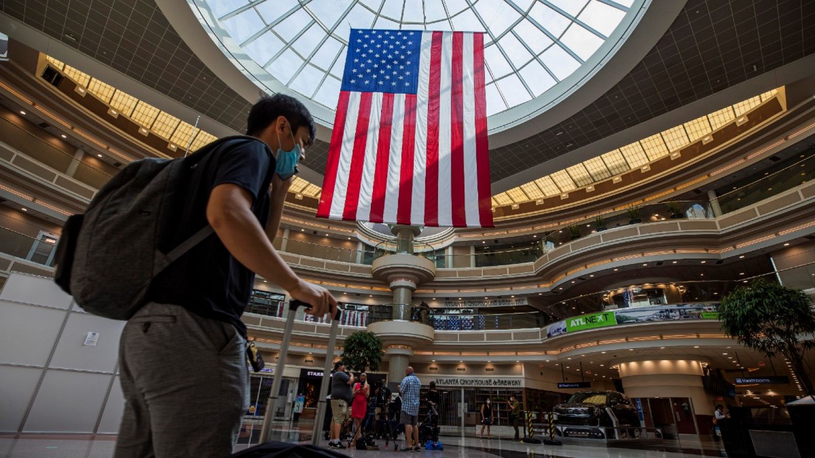 Una pasajero atraviesa la terminal del aeropuerto internacional de Atlanta, Georgia