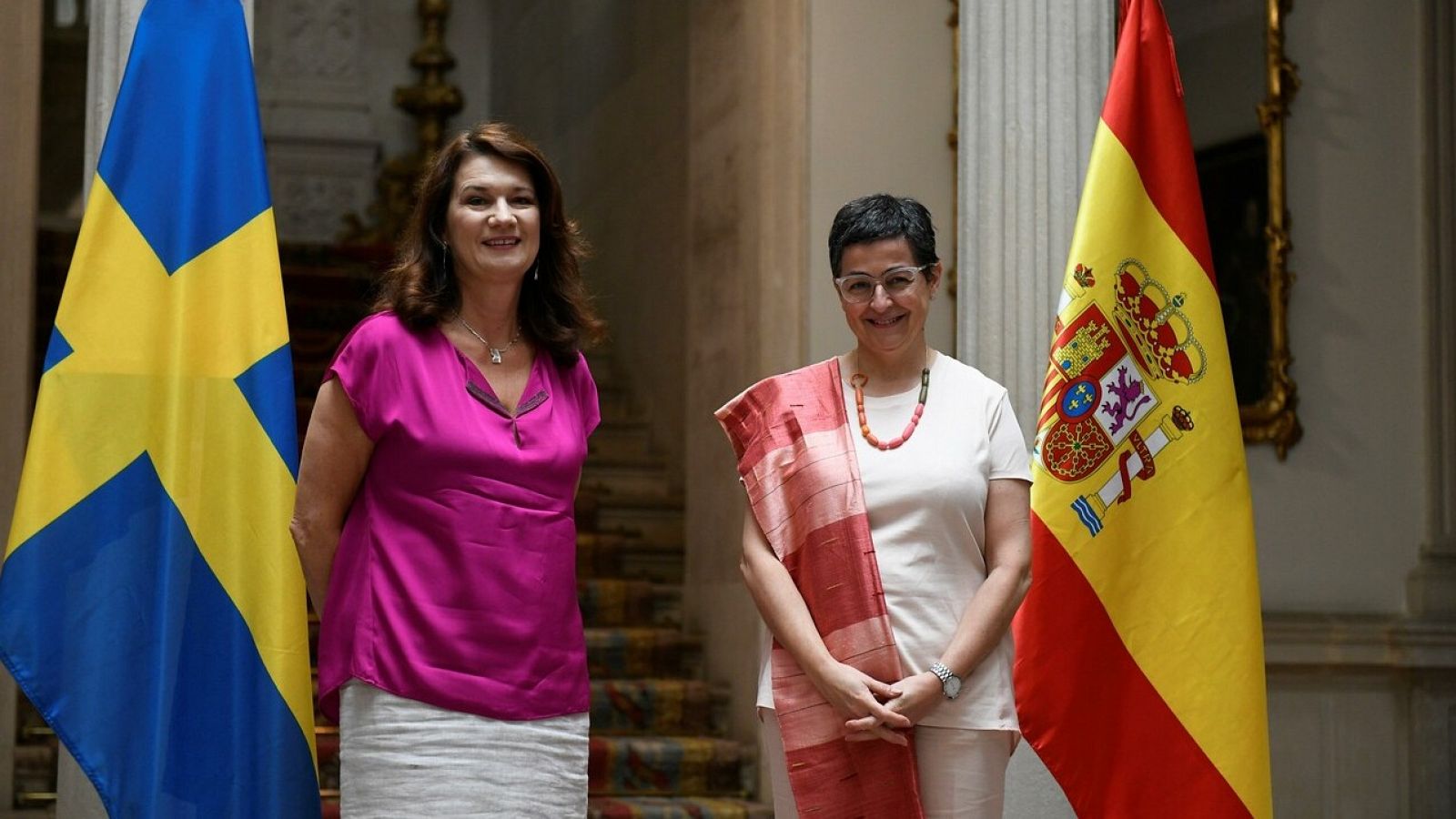 La ministra española de Asuntos Exteriores, Unión Europea y Cooperación, Arancha González Laya, posa junto a su homóloga sueca, Ann Linde