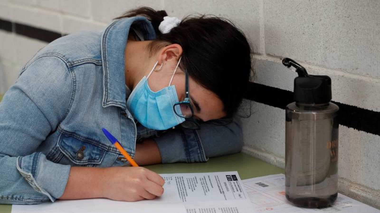 Una alumna realiza el examen de acceso a la universidad