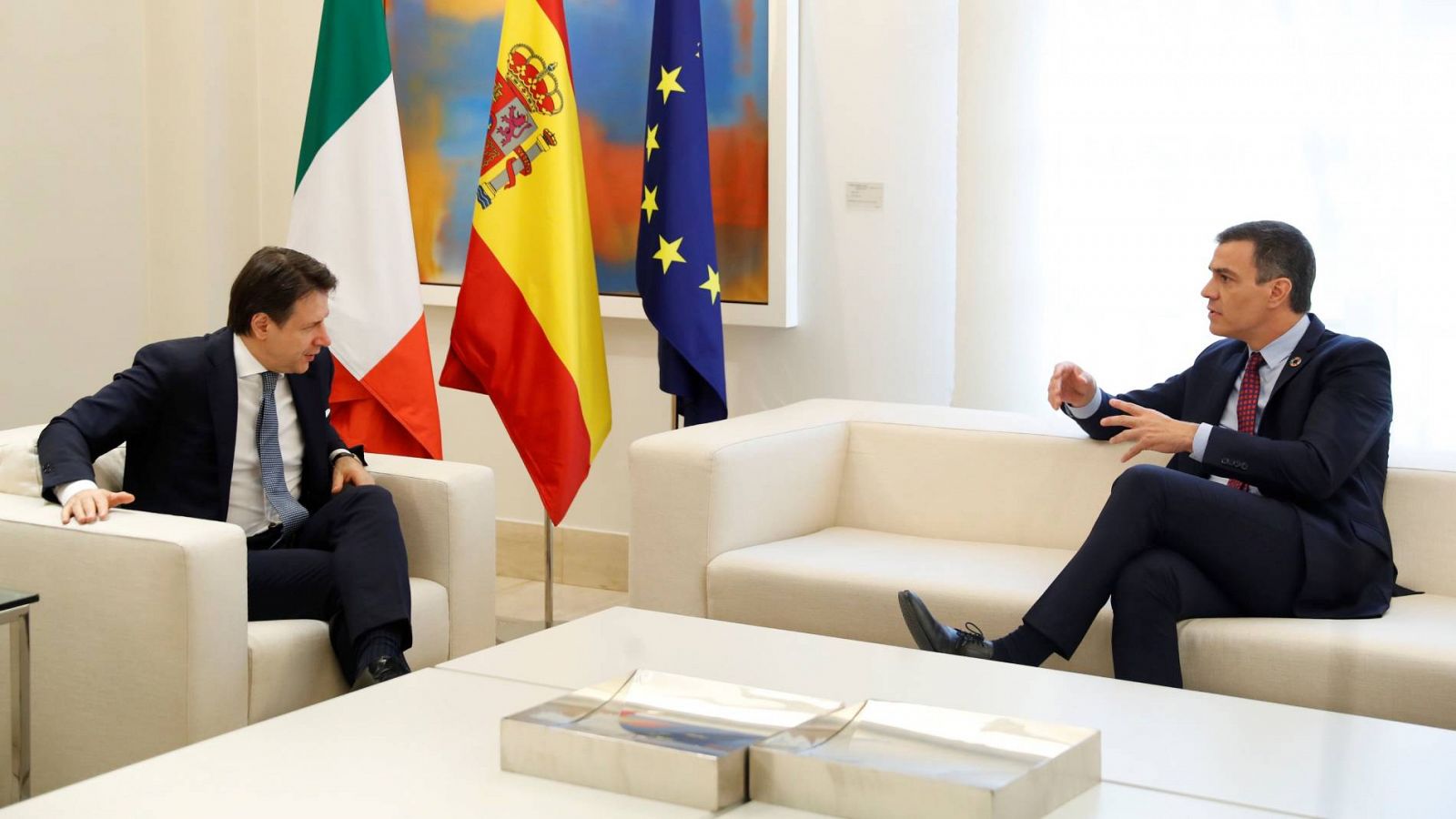 El presidente del Gobierno, Pedro Sánchez, junto al primer ministro italiano, Giuseppe Conte, en el Palacio de la Moncloa