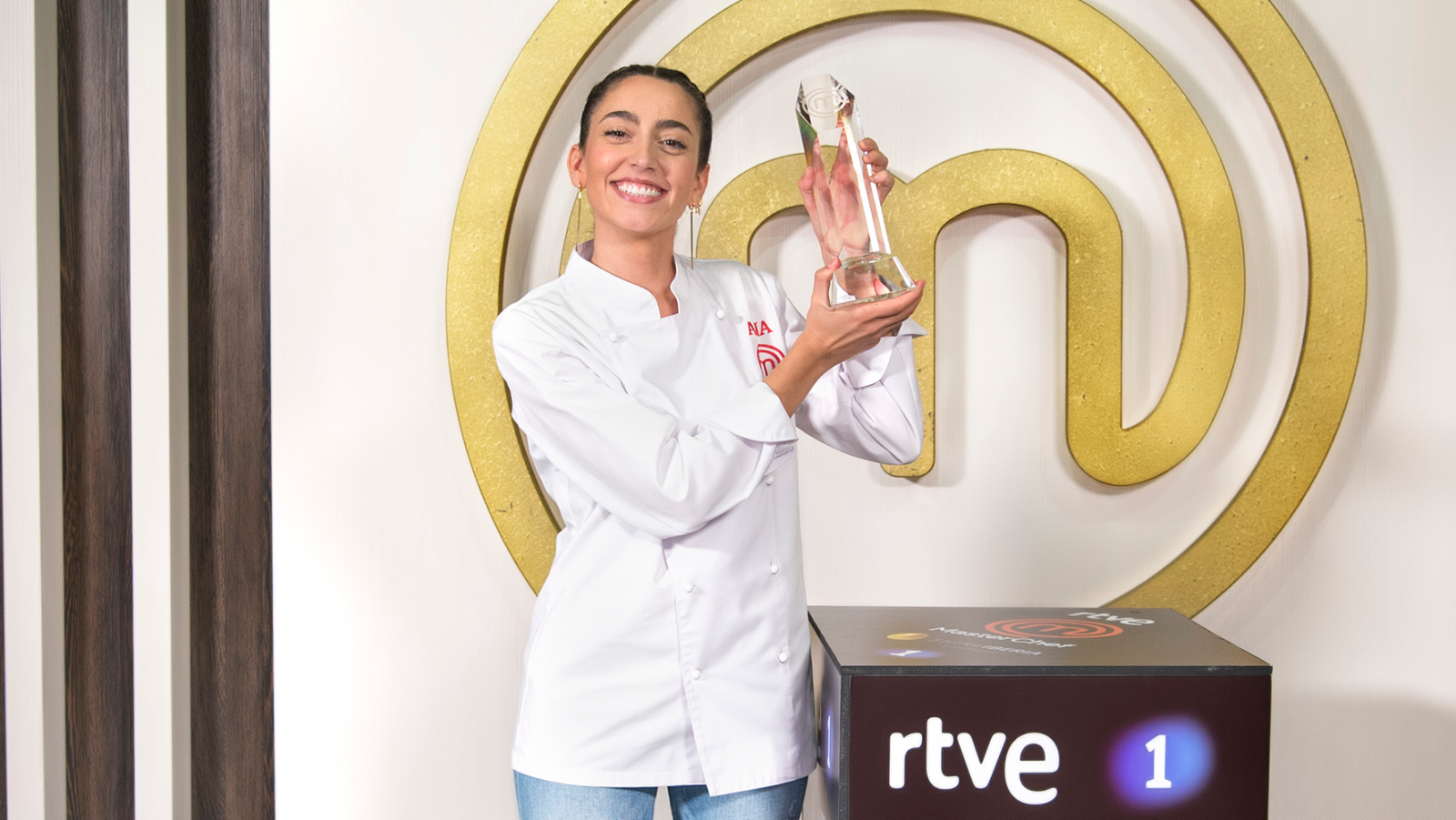 Ana, ganadora de MasterChef, con el trofeo