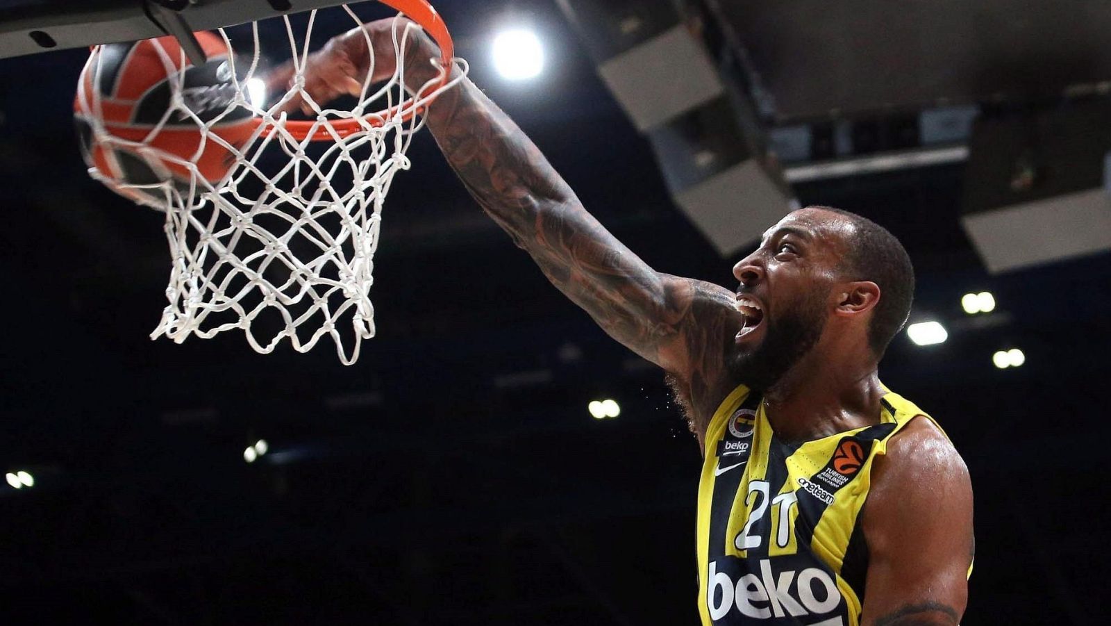  Derrick Williams hace un mate con el Fenerbahce
