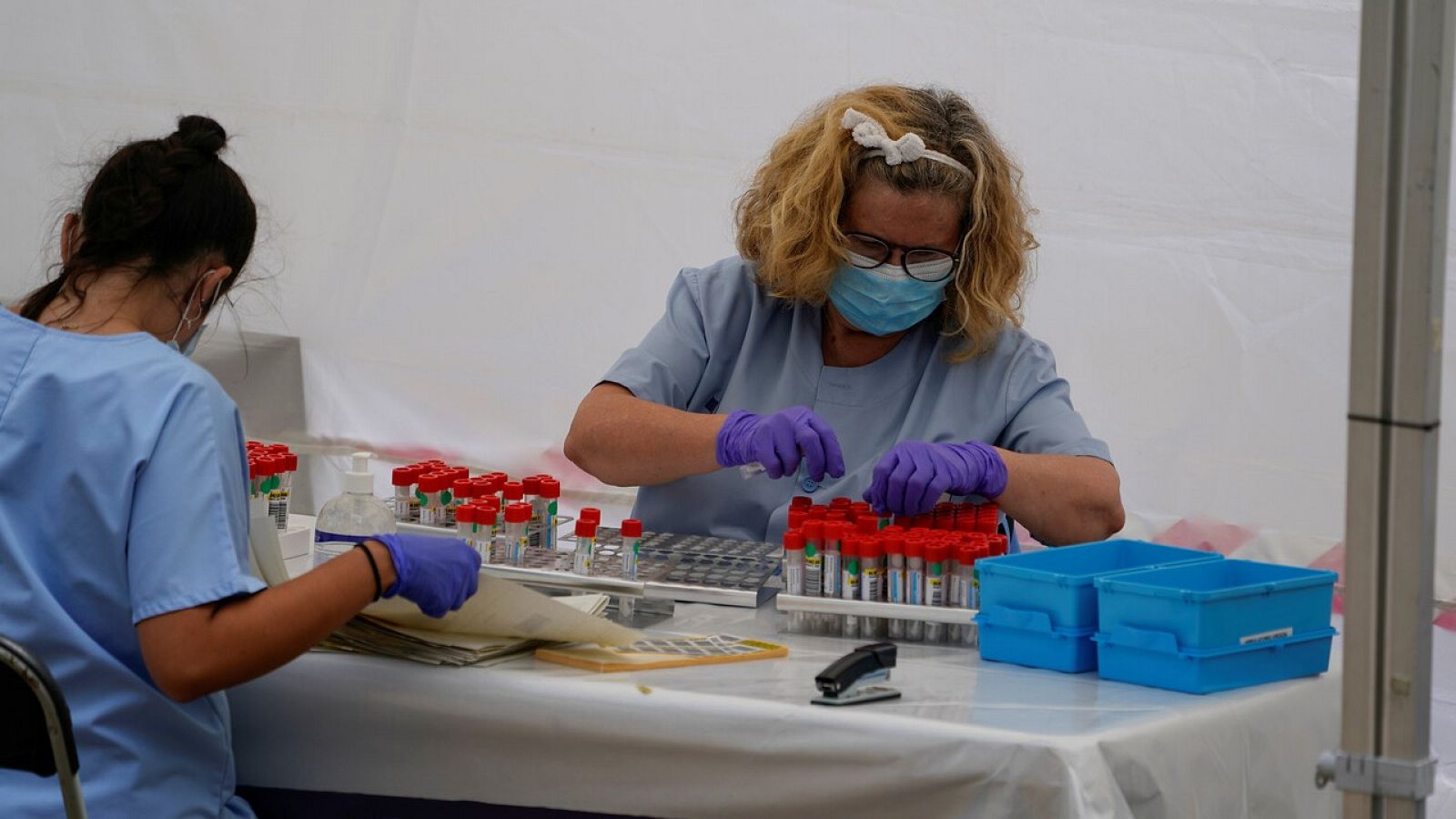 Sanitarios preparan tests PCR en Ordizia. REUTERS/Vincent West