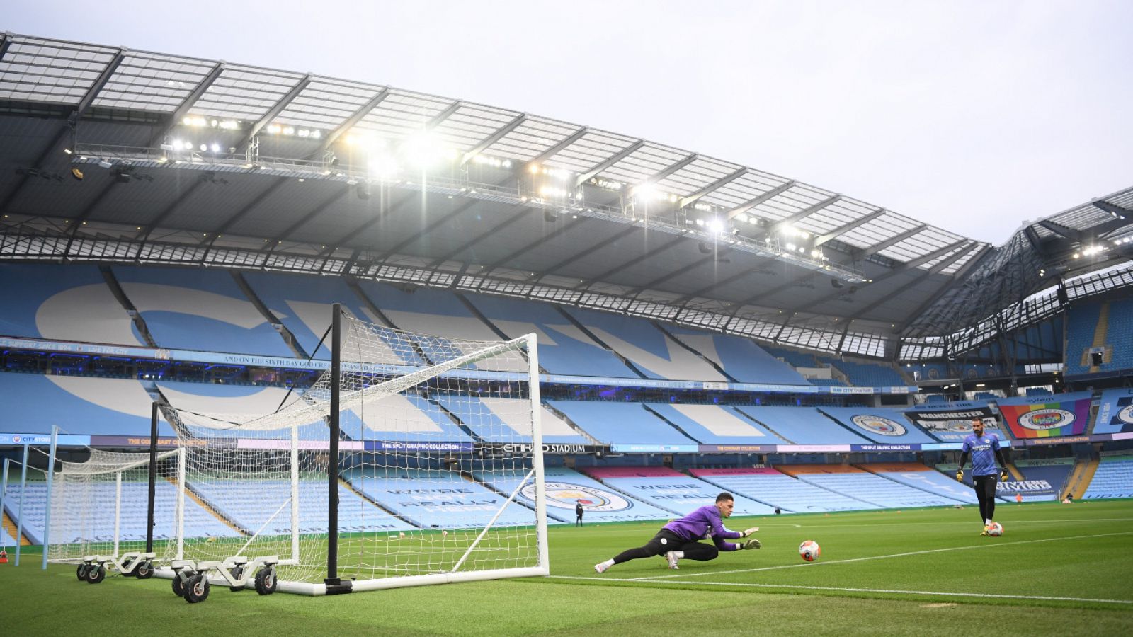 calentamiento de porteros antes de un partido de la Premier del Manchester City en su estadio Etihad, a puerta cerrada