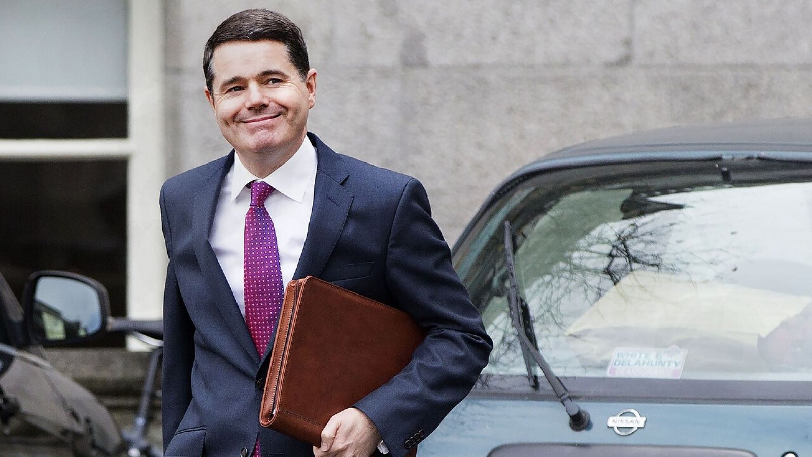 El Ministro de Finanzas irlandés, Paschal Donohoe, sale de su oficina en Dublin