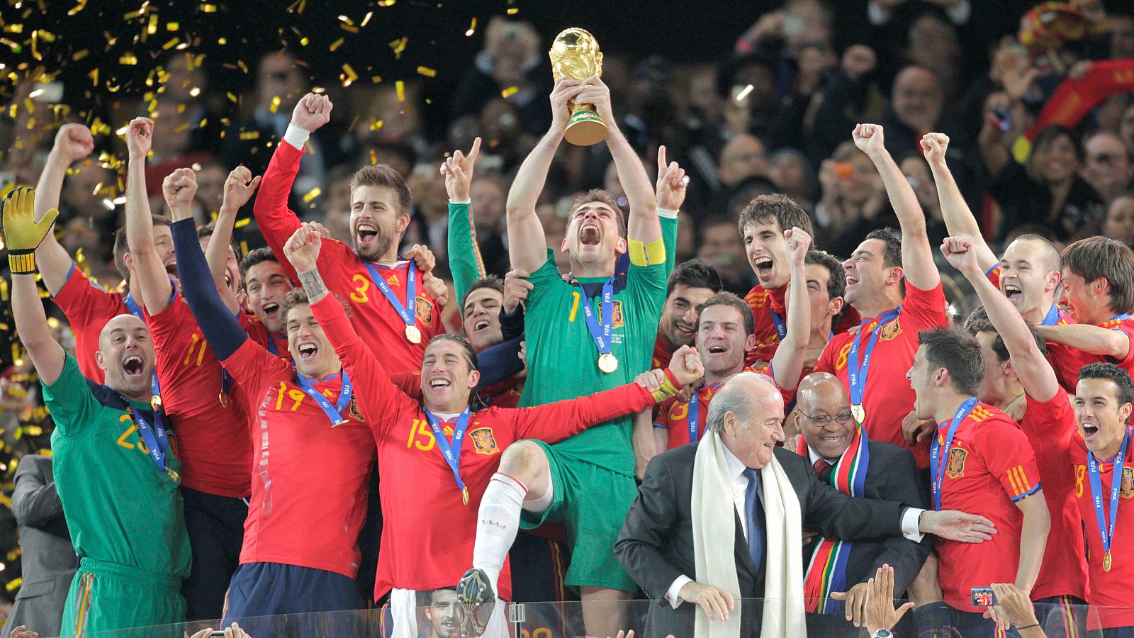 Los jugadores de la selección española reciben la Copa del Mundo en Sudáfrica 2010
