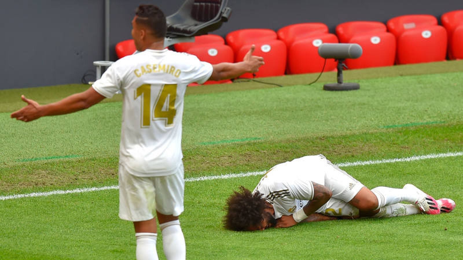 Marcelo, en el suelo en el campo de San Mamés, se duele