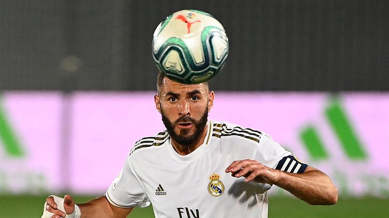 Benzema controla el balón