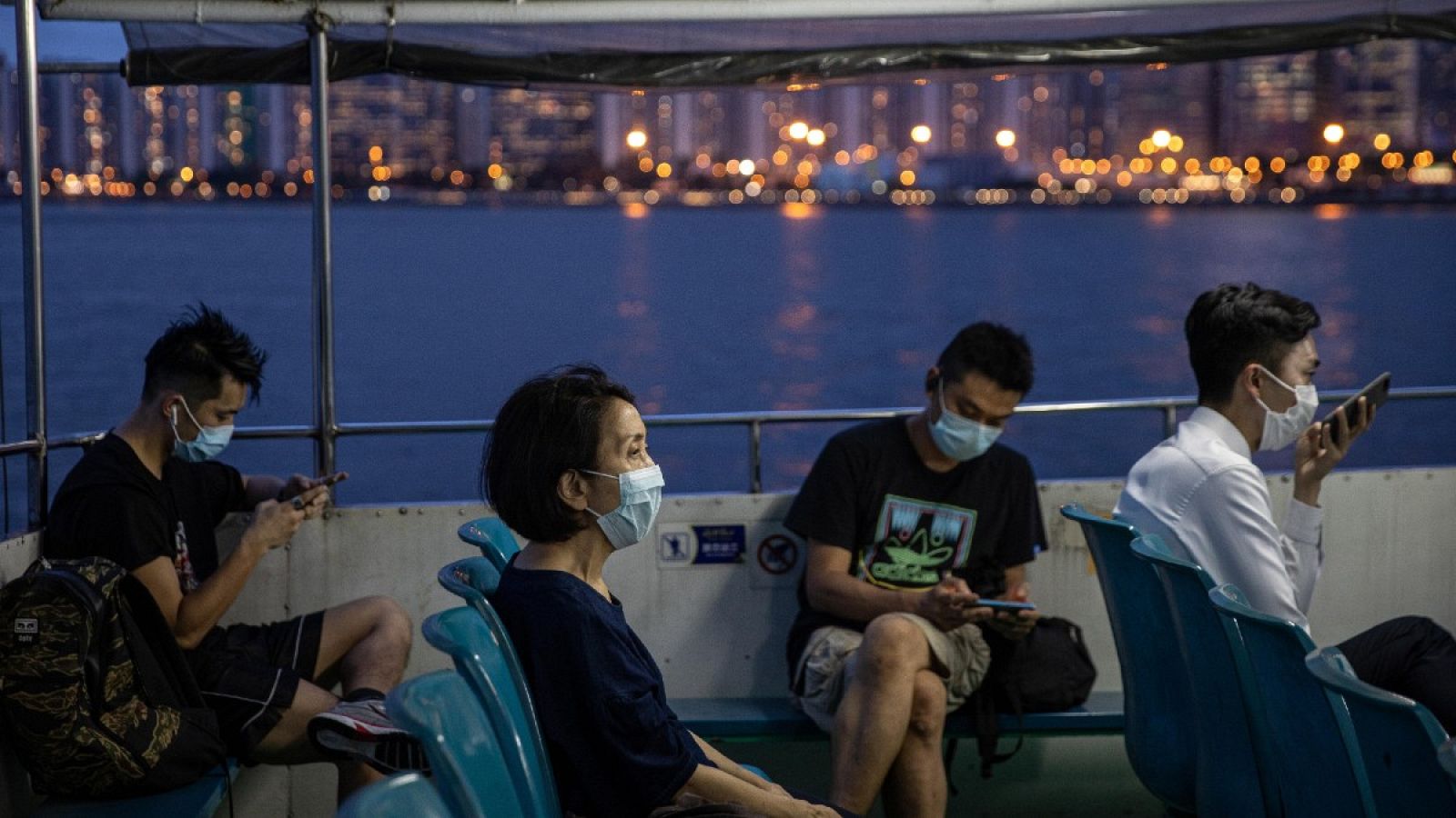 Un ferry con pasajeros cruza Victoria Harbour en Hong Kong cuando se ha detectado un nuevo rebrote en la ciudad, el 10 de julio