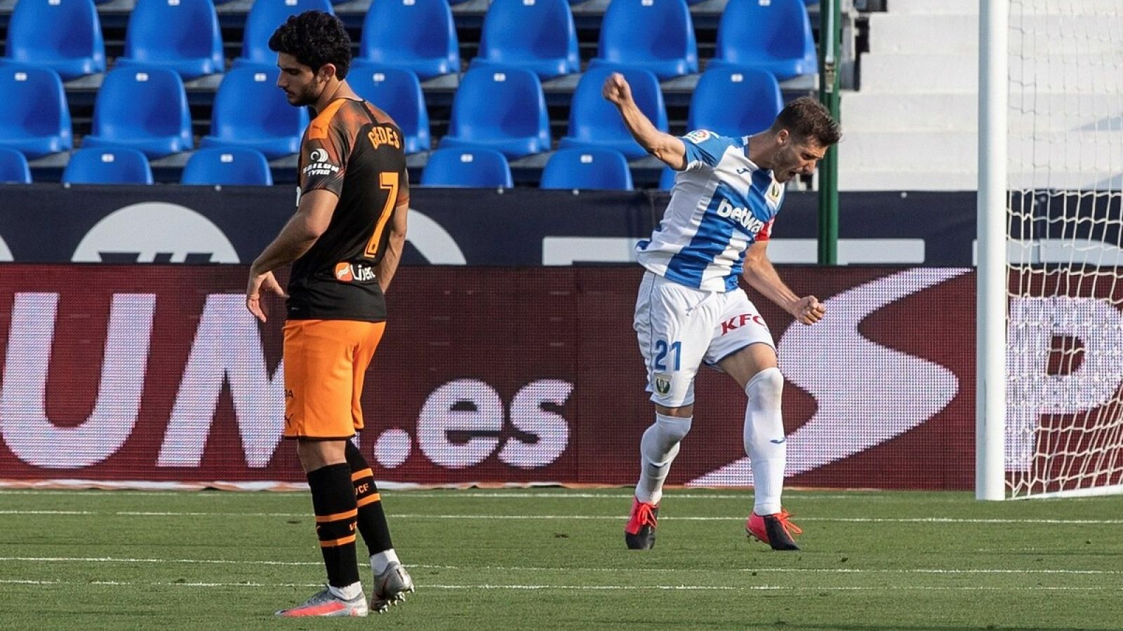 Imagen: Rubén Pérez (d) celebra su gol de penalti ante el lamento de Guedes (i)