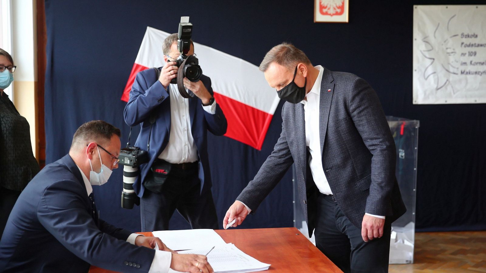 El momento en el que el ultraconservador Andrzej Duda depositaba su voto