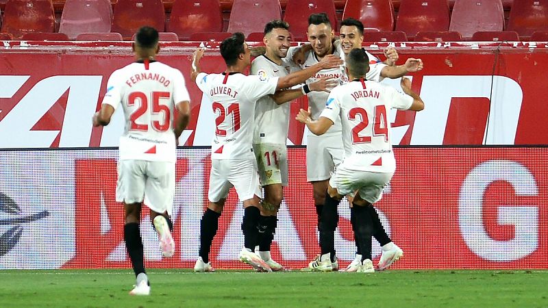 Imagen: Los jugadores del Sevilla celebran el gol de Ocampos