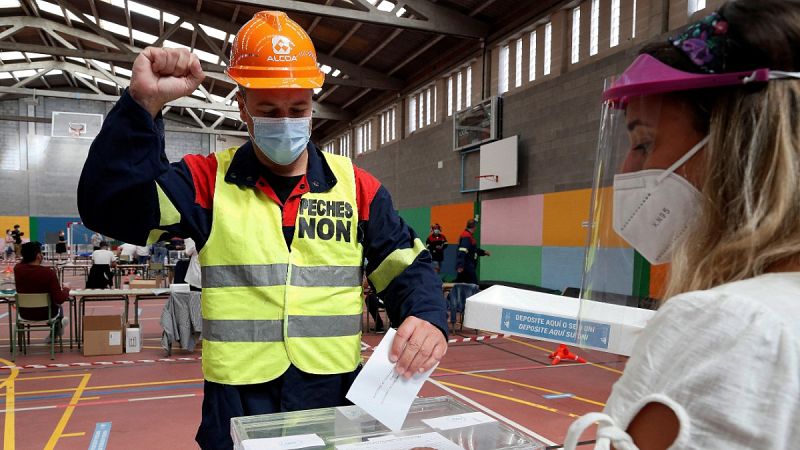 Un trabajador de Alcoa vota en un colegio electoral de Burela (Lugo)