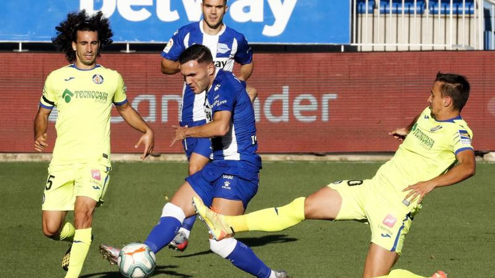 Lucas Pérez trata de disparar ante la defensa del getafense Maksimovic.