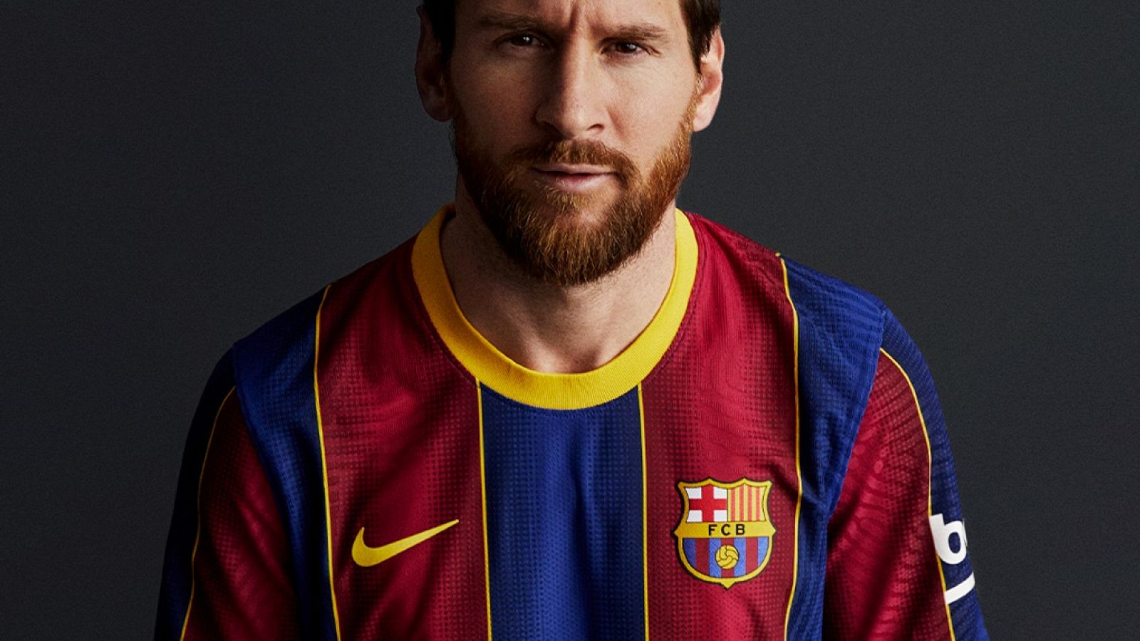 Leo Messi, capitán del FC Barcelona posa con la nueva equipación para la temporada 20/21