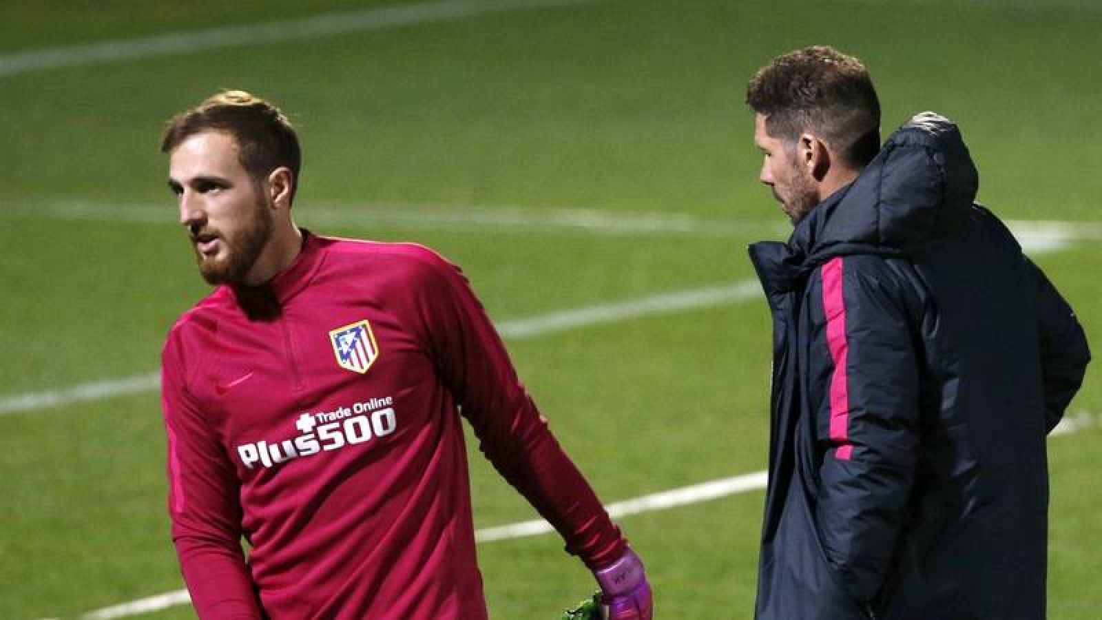Jan Oblak, en un entrenamiento del Atlético junto a Diego Pablo Simeone. 