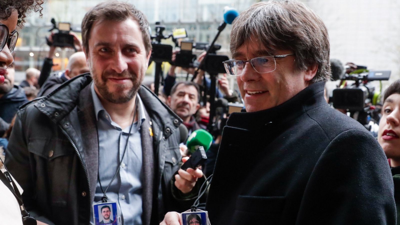 El expresidente catalán Carles Puigdemont y el exconseller Toni Comín recogen su acreditación como diputados del Parlamento Europeo, en diciembre de 2019.
