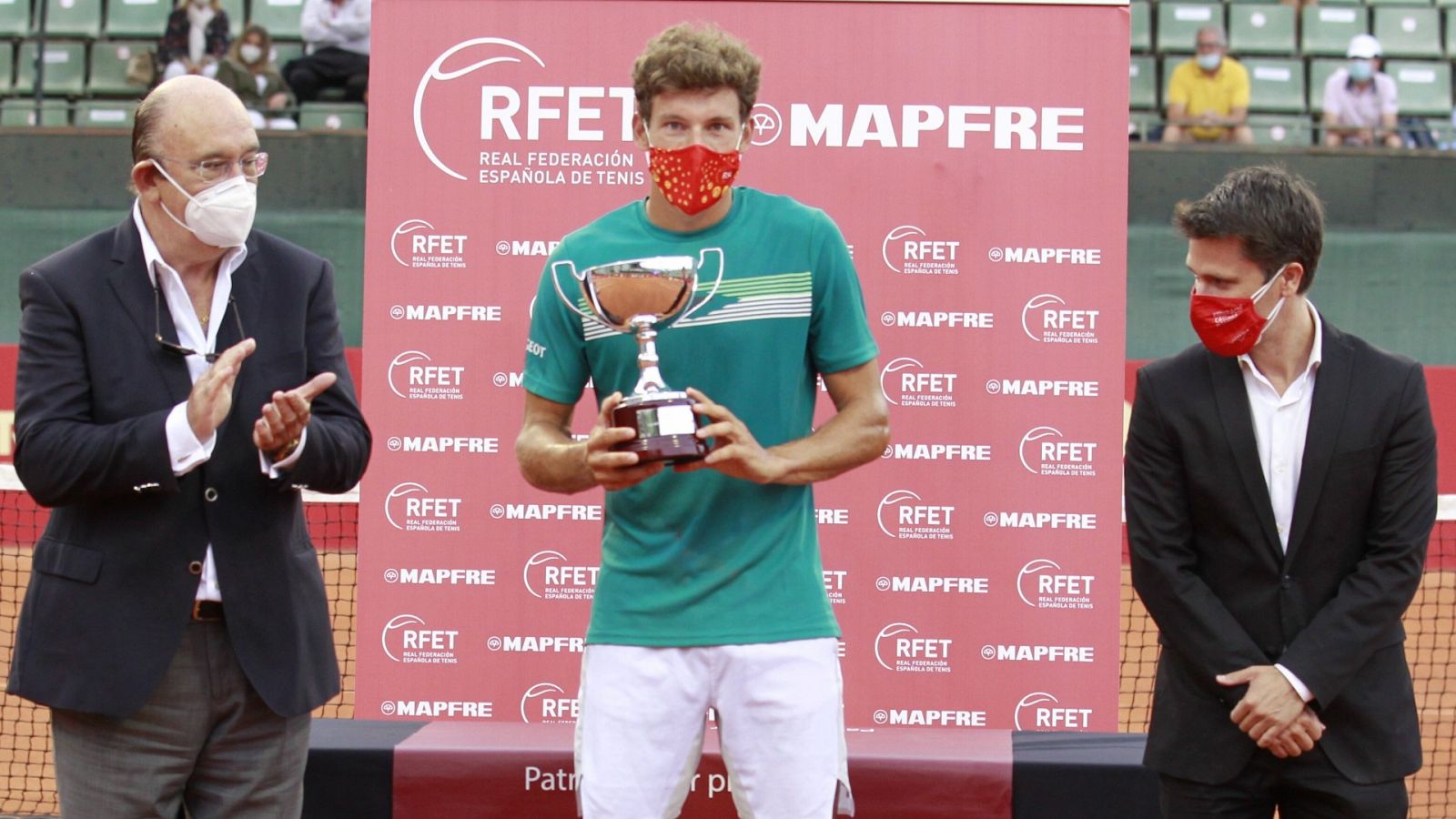 El tenista Pablo Carreño posa con la copa de la Liga MAPFRE, correspondiente a la primera jornada del torneo