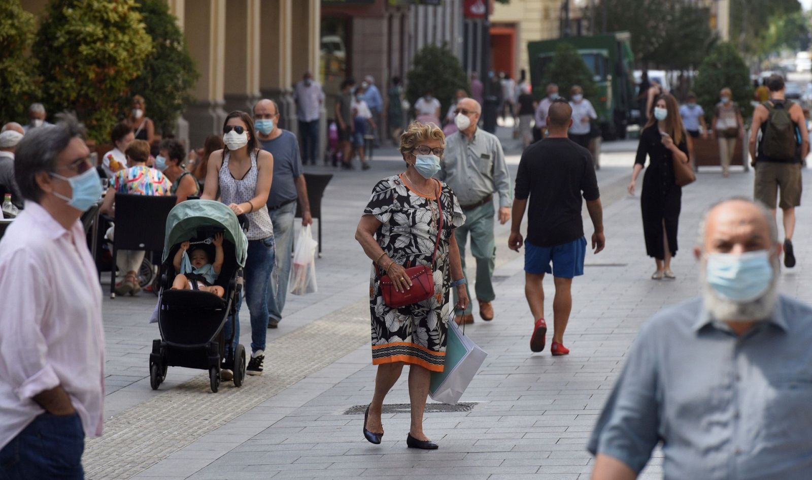 Varias personas pasean por Huesca este martes