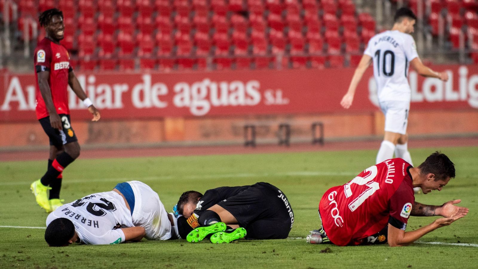 Los jugadores del Mallorca se lamentan.