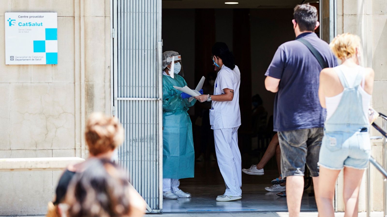 Varias personas esperan para ser atendidas en el CUAP Prat de la Riba de Lleida, donde se centralizan las pruebas de Covid-19