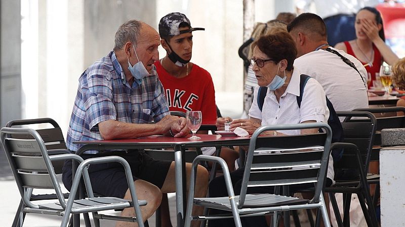 Vecinos en una terraza del barrio de La Torrassa en l'Hospitalet (Barcelona).