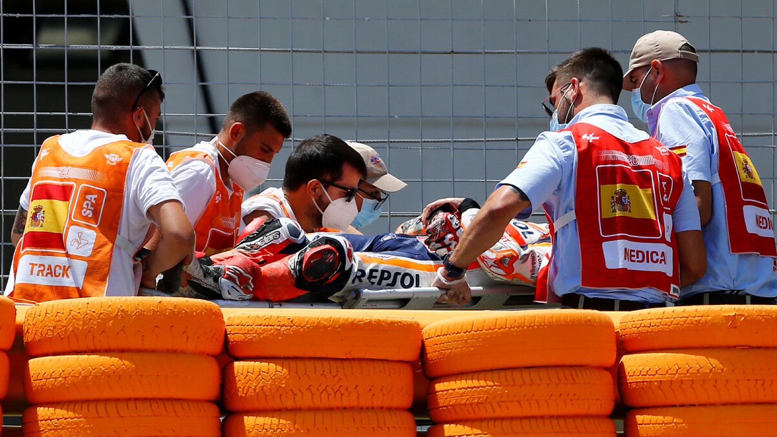 Marc Márquez es llevado al ambulancia por los servicios médicos del circuito de Jerez