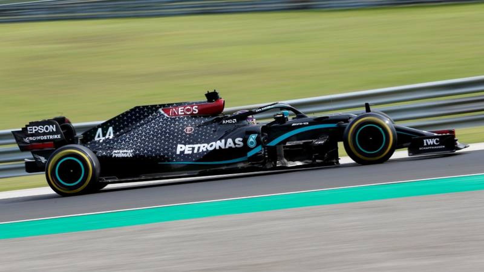 El piloto de Mercedes Lewis Hamilton durante el GP de Hungría.