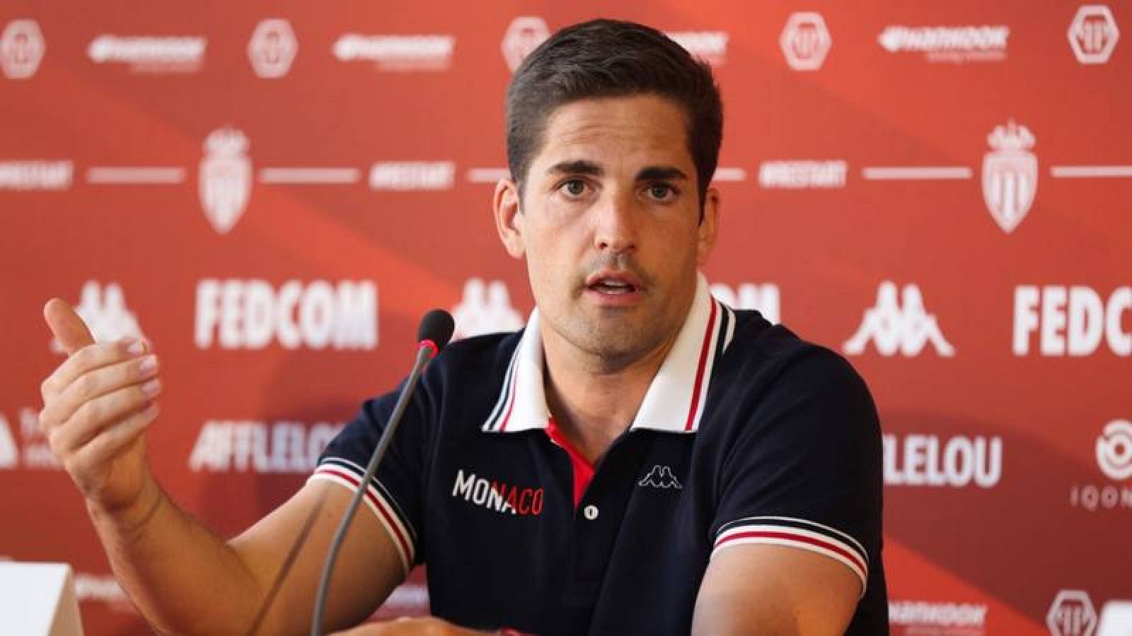 El entrenador Robert Moreno durante una rueda de prensa con el Mónaco. 