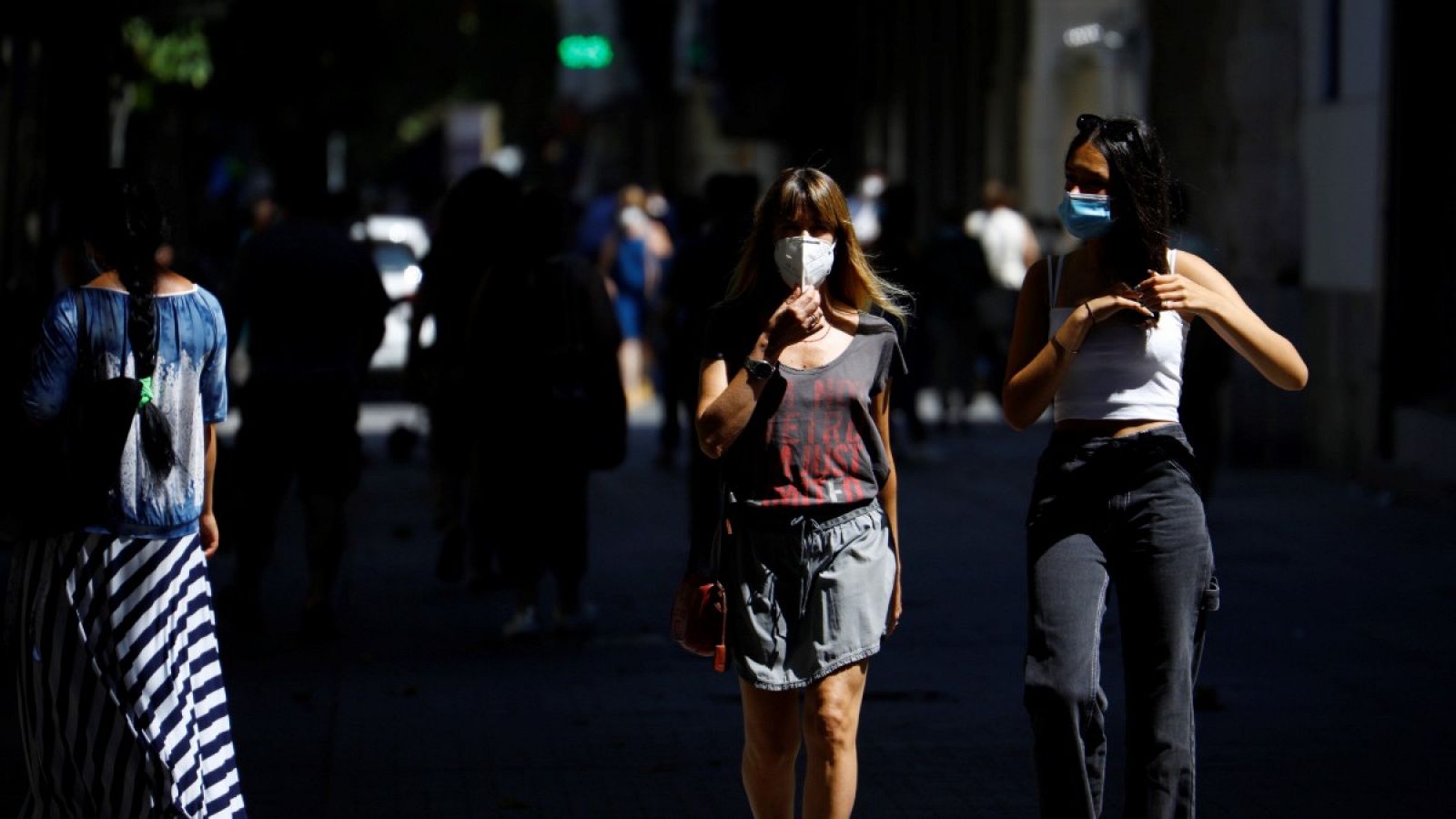 Varias personas caminan por una calle del centro de Córdoba con mascarillas puestas