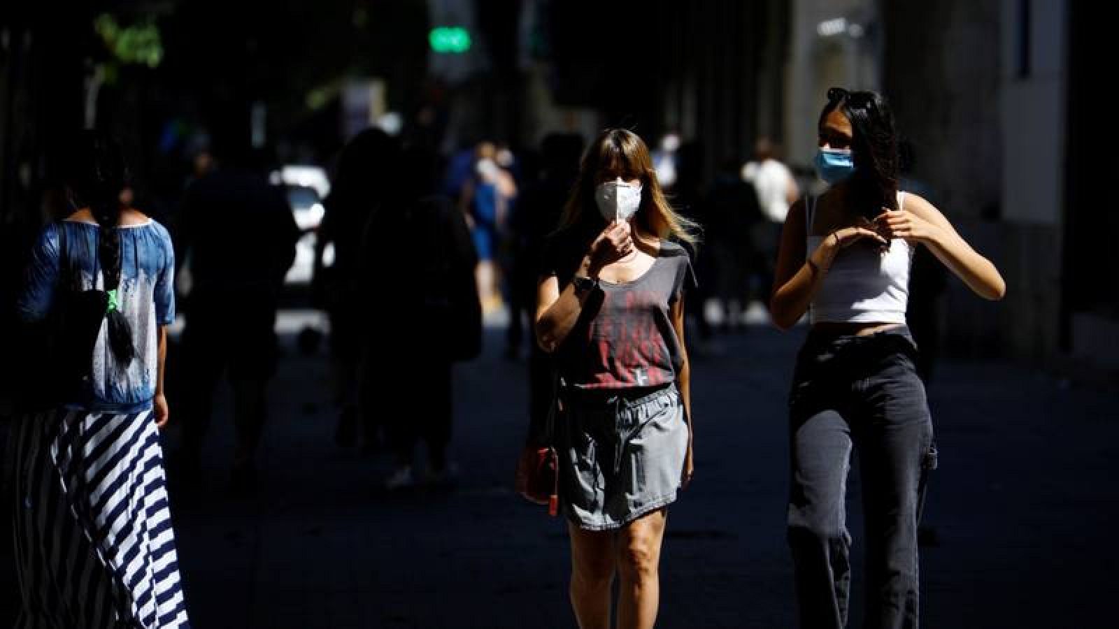  Varias personas caminan por una calle del centro de Córdoba con mascarillas puestas