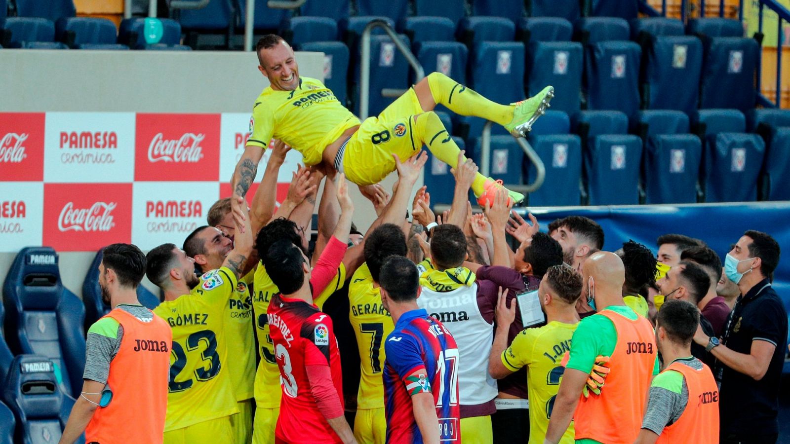 Los jugadores del Villarreal, mantean a su compañero Santi Cazorla, que abandona el club