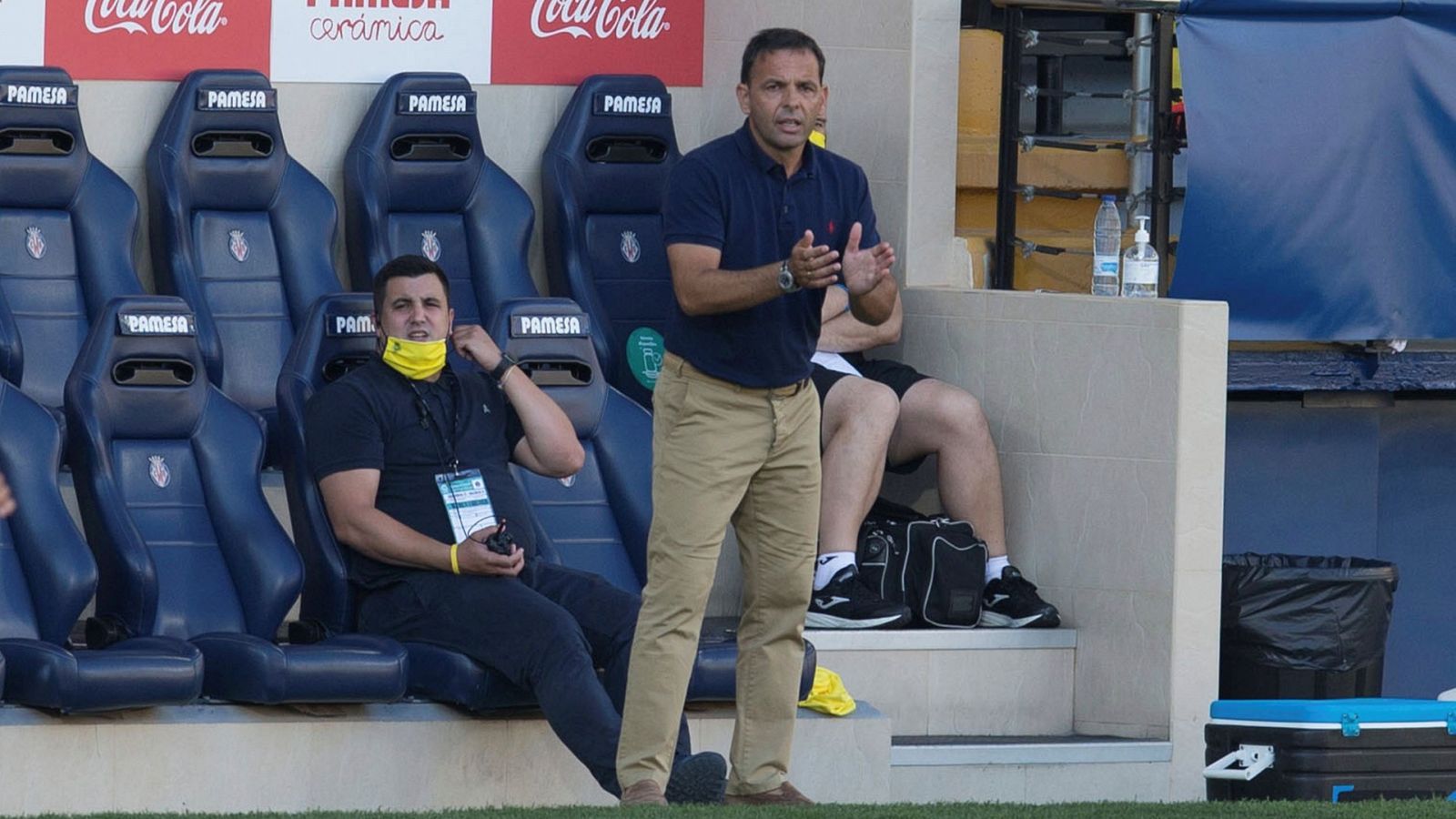   El entrenador del Villarreal, Javier Calleja, durante el partido ante el Valencia